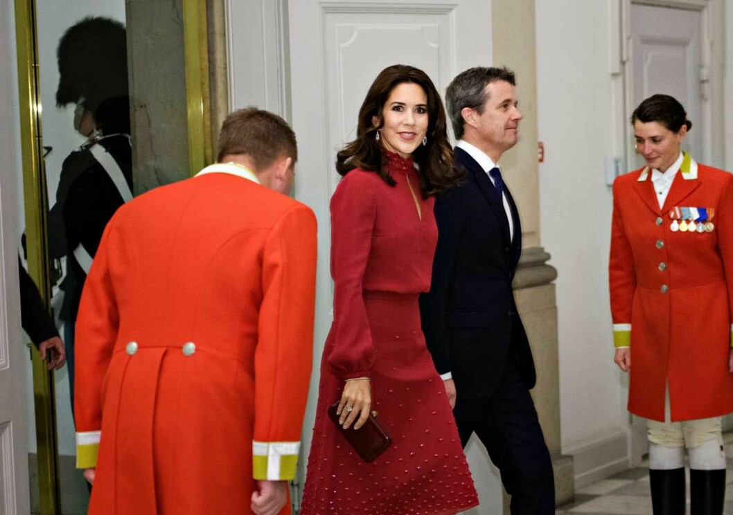 På Amalienborg är det härligt kungligt! Kronprinsessan Mary och kronprins Frederik på Amalienborgs slott.