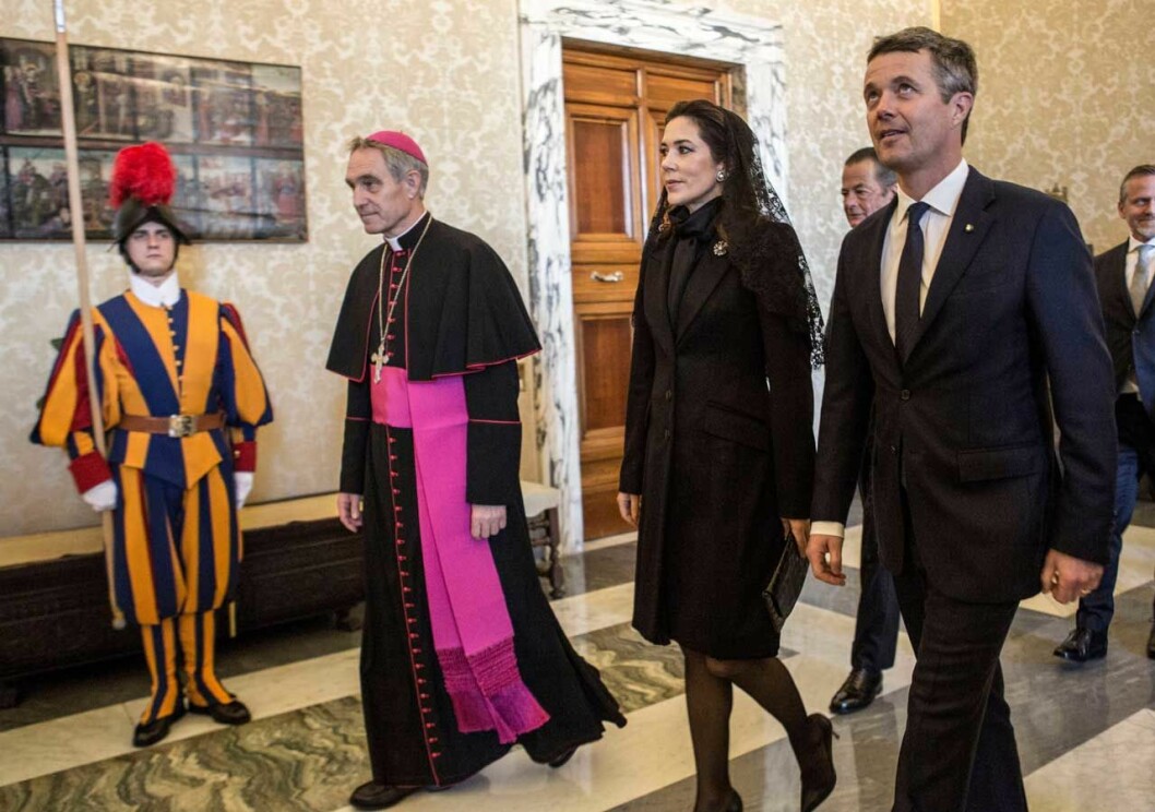 Kronprinsessan Mary och kronprins Frederik i Vatikanen, på väg till påve Franciskus.