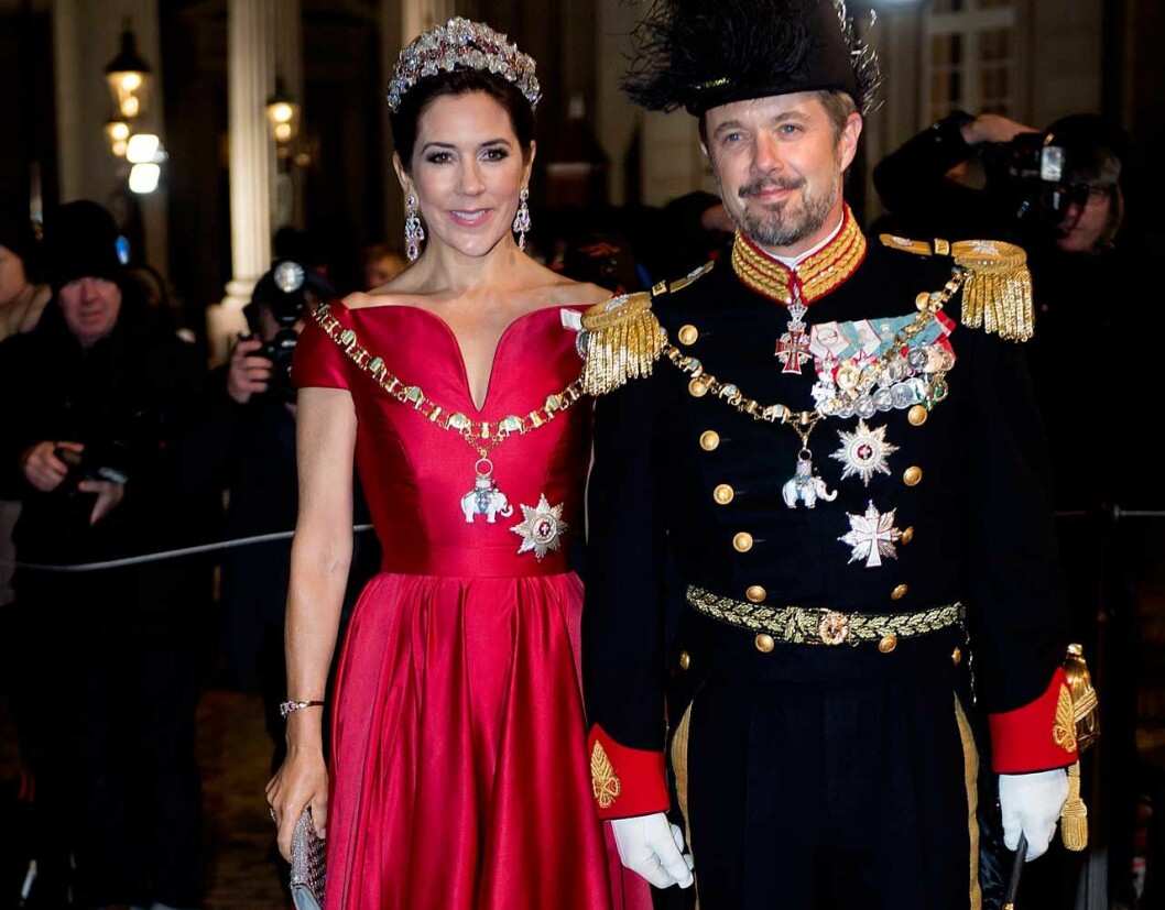 Kronprinsessan Mary i rödklänning och rubintiara och kronprins Frederik i paraduniform.