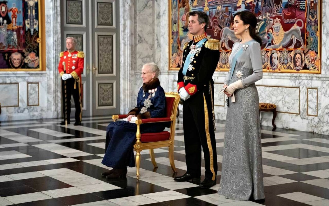 Mary och Frederik står, men drottning Margrethe hälsar sittande i en stol.