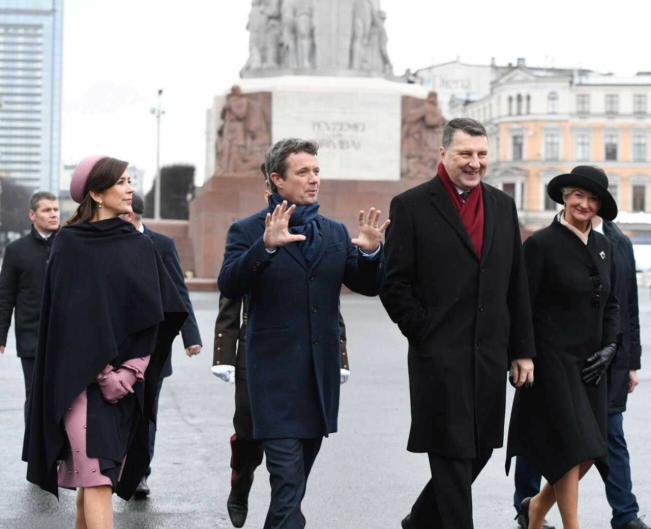 Danska kronprinsparet och det lettiska presidentparet besökte sedan frihetsmonumentet i Riga som restes för att hedra de som dog i kampen för Lettlands självständighe
