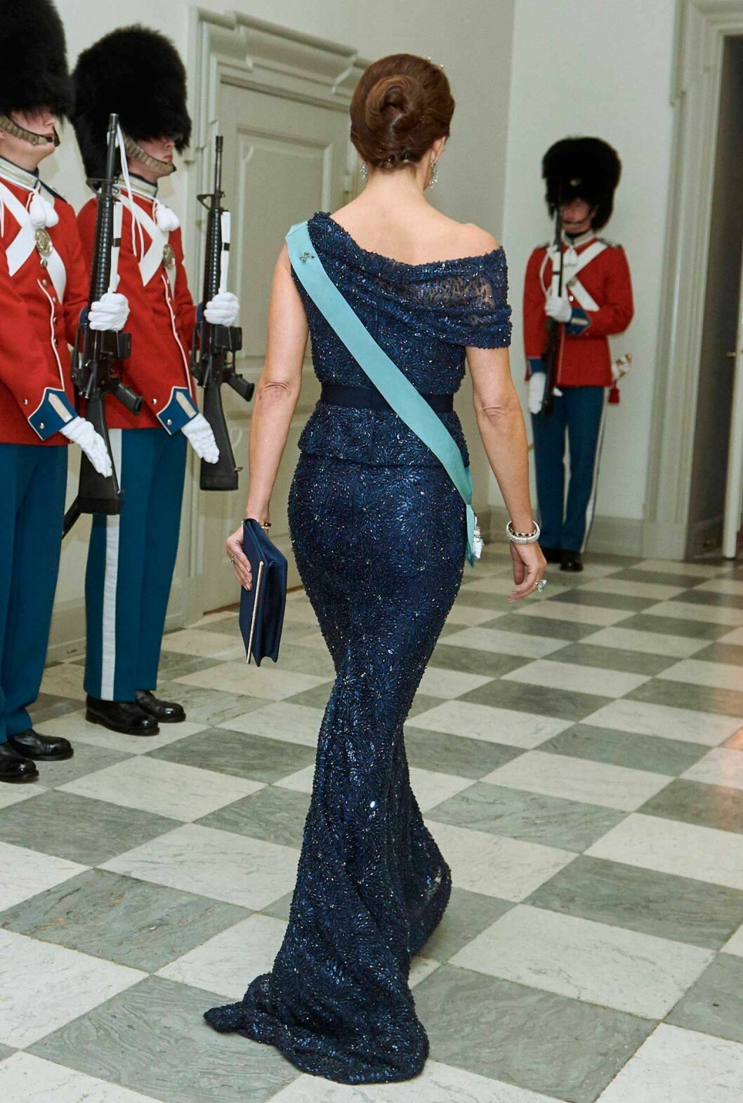 Kronprinsessan Mary i ett paljettfodral vid Drottning Margrethe vid galamiddagen på Christiansborg Slot i Köpenhamn.