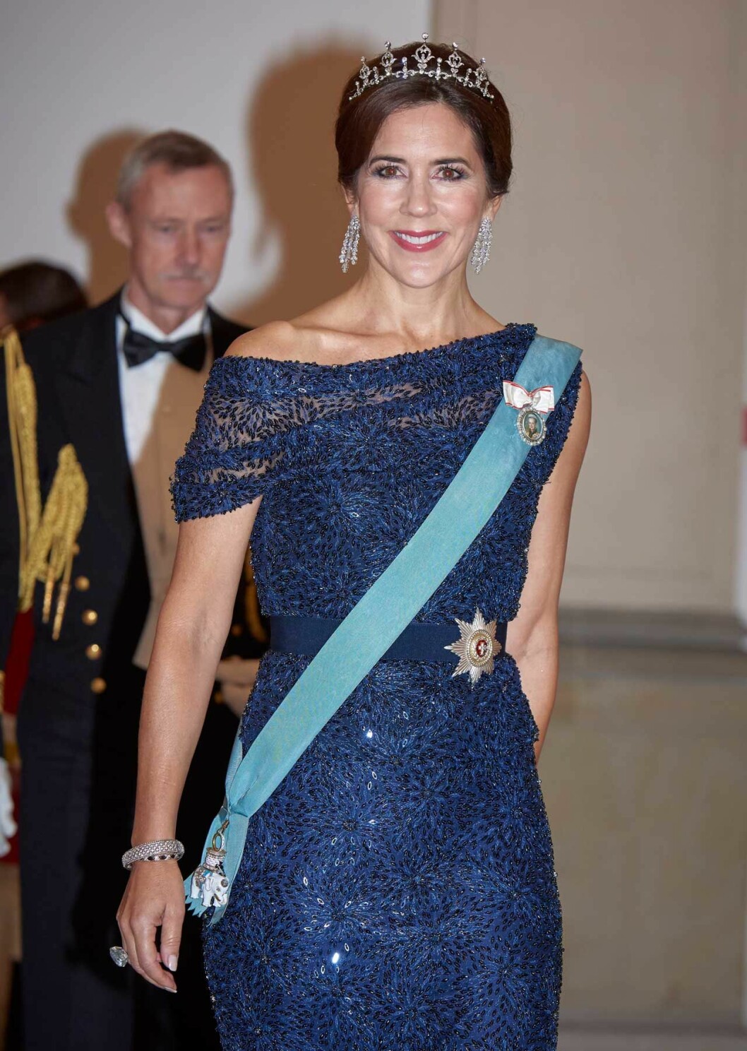 Kronprinsessan Mary gör entré vid galamiddagen på Christiansborg Slot i Köpenhamn.