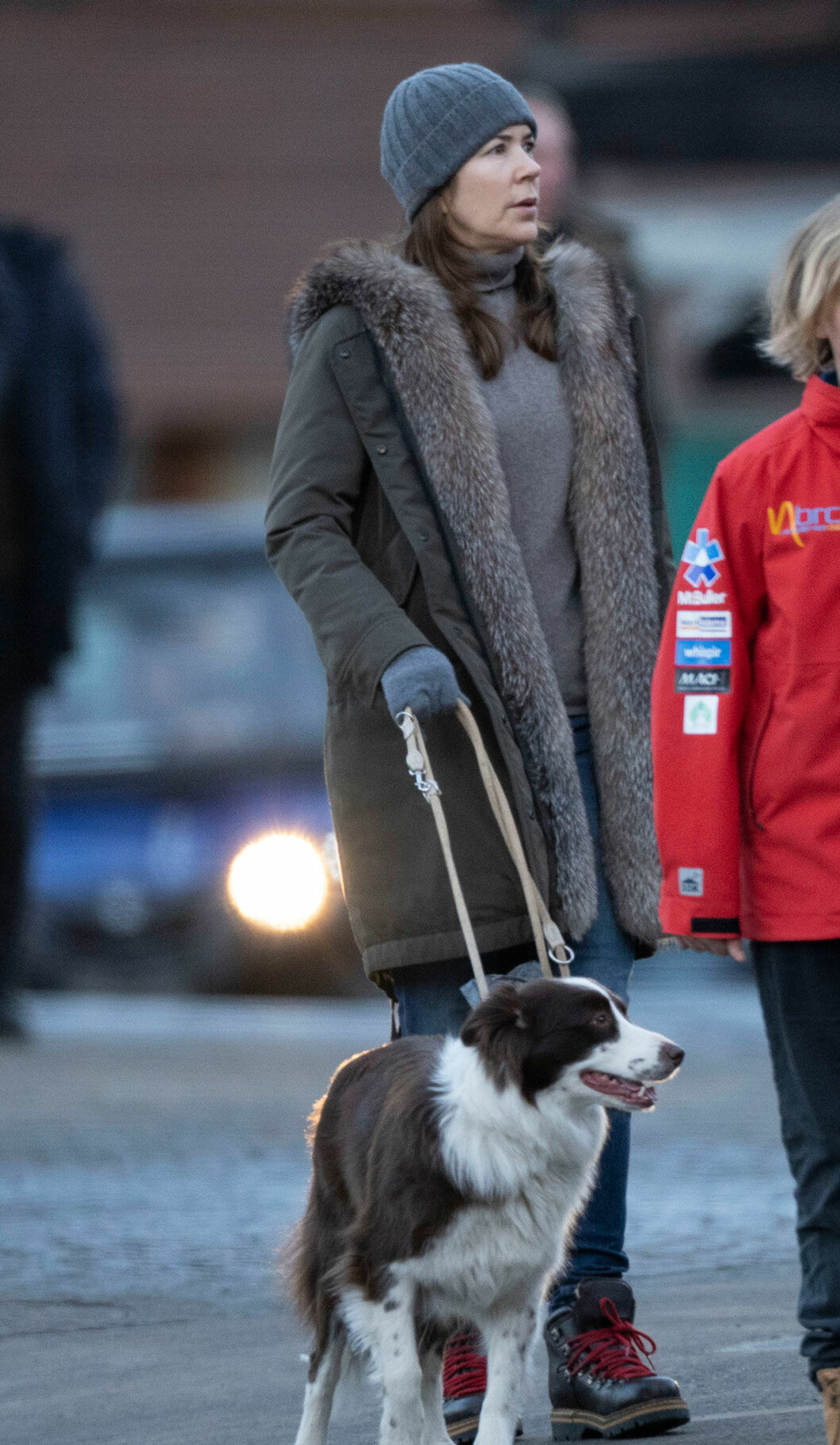 Verbier är ett andningshål för Mary – det är inte många som ser att det är Danmarks kronprinsessa som är ute med hunden. Kronprinsessan Mary i Verbier med hunden Grace.