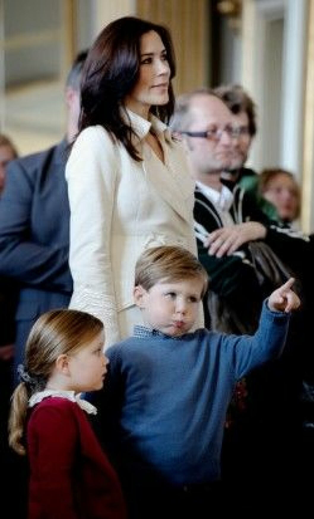 Lille prins Christian spexar på. Lille prins Christian spexar på.
