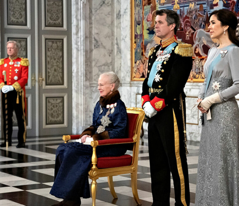 Drottning Margrethe tar emot gäster sittande på grund av sina ryggproblem