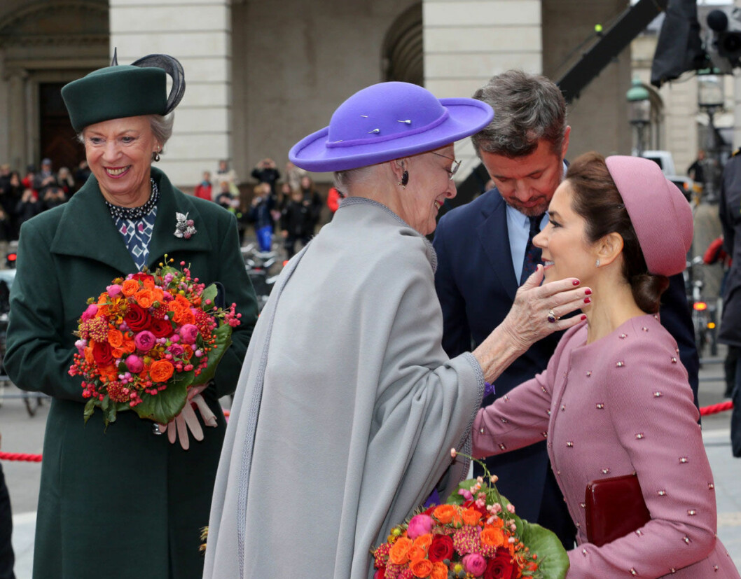 Drottning Margrethe med sin svärdotter Mary och sin syster prinsessan Benedikte (till vänster). kronprinsessan mary drottning margrethe
