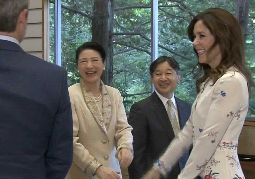 Livat när Mary och Frederik kom på te! Kronprins Frederik och kronprinsessan Mary på te hemma hos Japans kejsare.