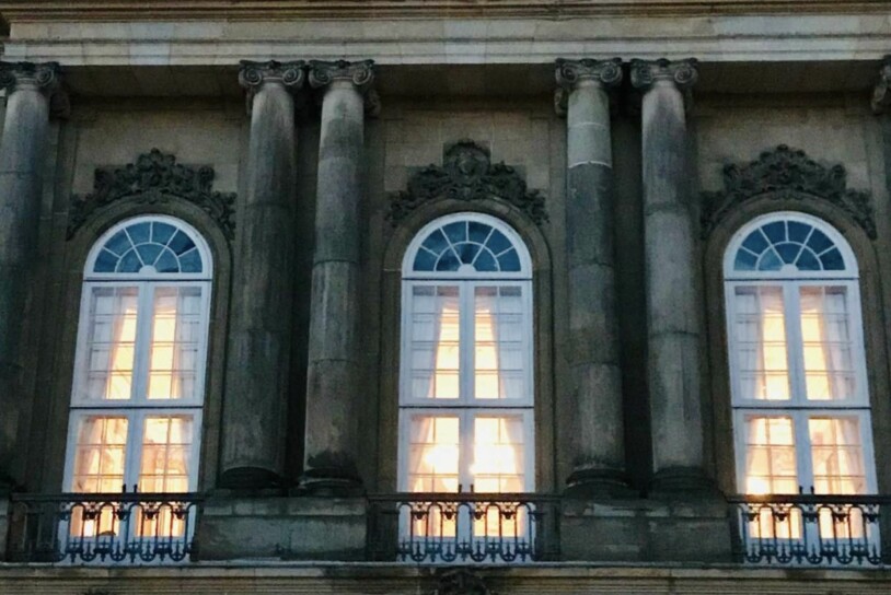 Det lyste inbjudande i fönstren till Frederik VIII:s Palæ, eller Brockdorffs Palæ som det också kallas. Och där inne åt Victoria och Daniel middag med Mary och Frederik. Mary och Frederik privata våningen i Frederik VIII:s palats på Amalienborg
