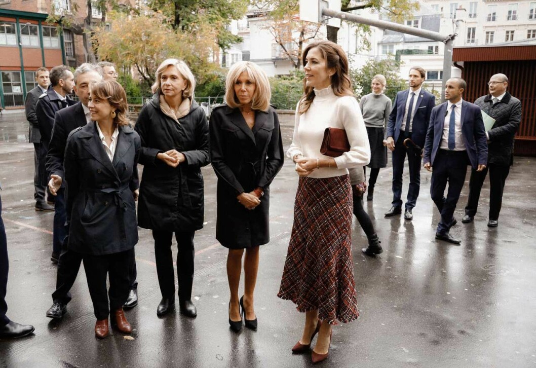 Mary i tröja från Co, kjol från McQueen, pumps från Gianvito Rossi, smycken från Sophie Bille Brahe och Cartier samt clutch från Hugo Boss. Credit: UFO No More. Mary
