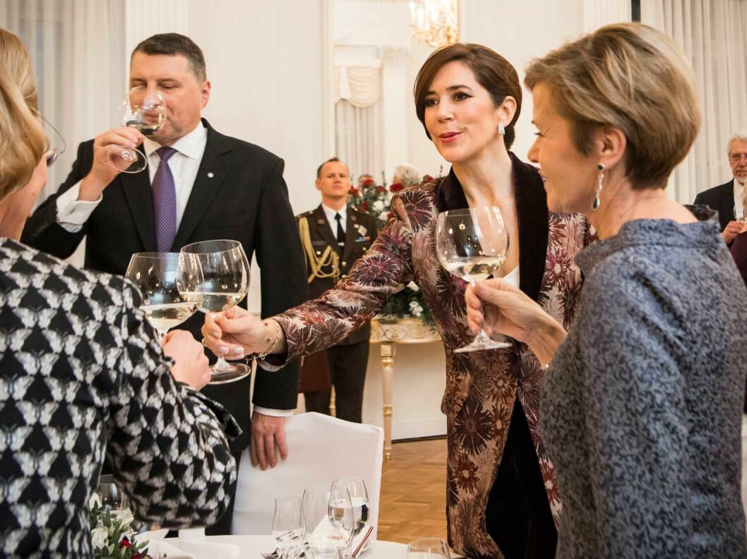 Mingel och vimmel och skål – på kvällen bjöd Lettlands presidentpar in Mary och Fredrik på officiell middag. Mingel och vimmel och skål - på kvällen bjöd Lettlands presidentpar in Mary och Fredrik på officiell middag.