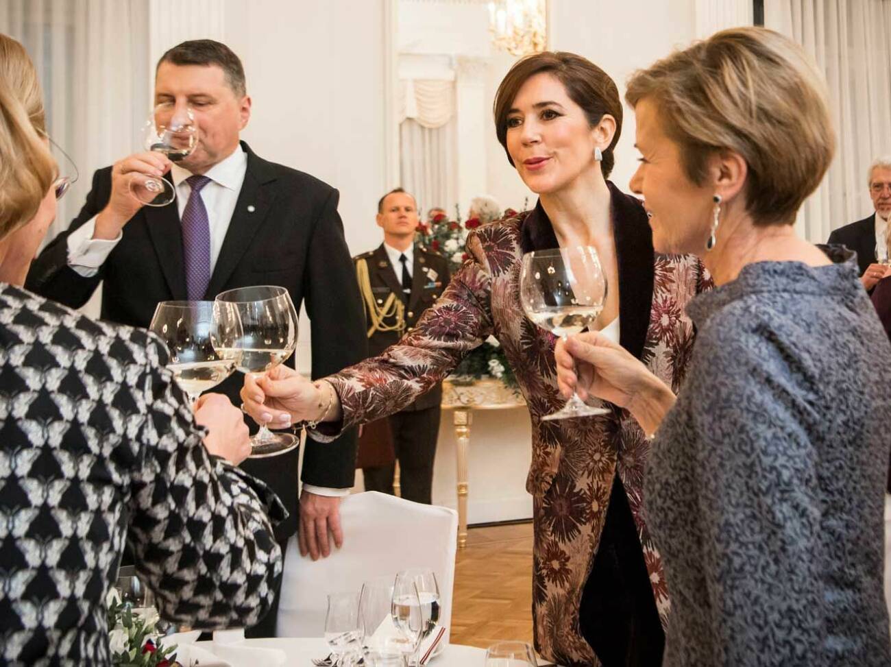 Mingel och vimmel och skål - på kvällen bjöd Lettlands presidentpar in Mary och Fredrik på officiell middag.