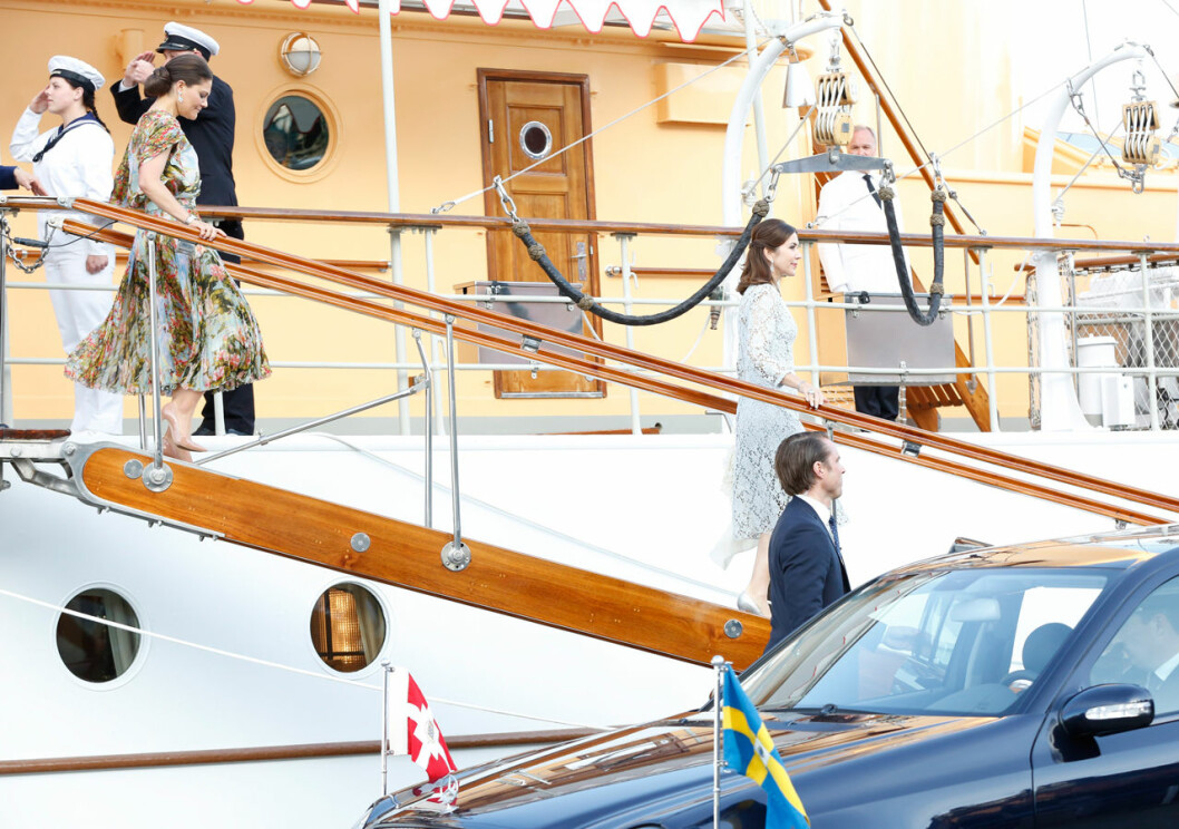 Danska kronprinsessparet kunde anlända i båt, men Victoria och Daniel får ta flyget. Kronprinsessan Victoria ombord på Dannebrog 2017.