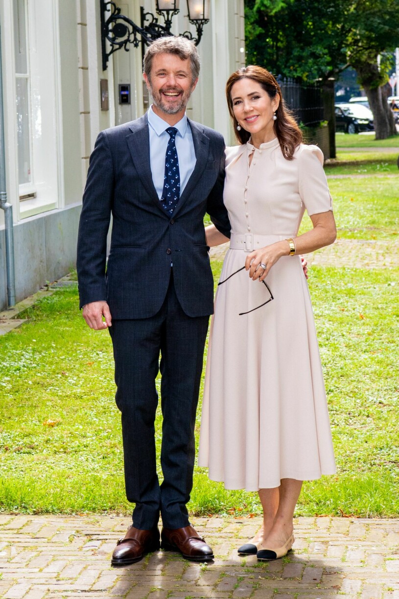 Här bär hon armbandet vid ett annat tillfälle, så snyggt! Kronprins Frederik och kronprinsessan Mary