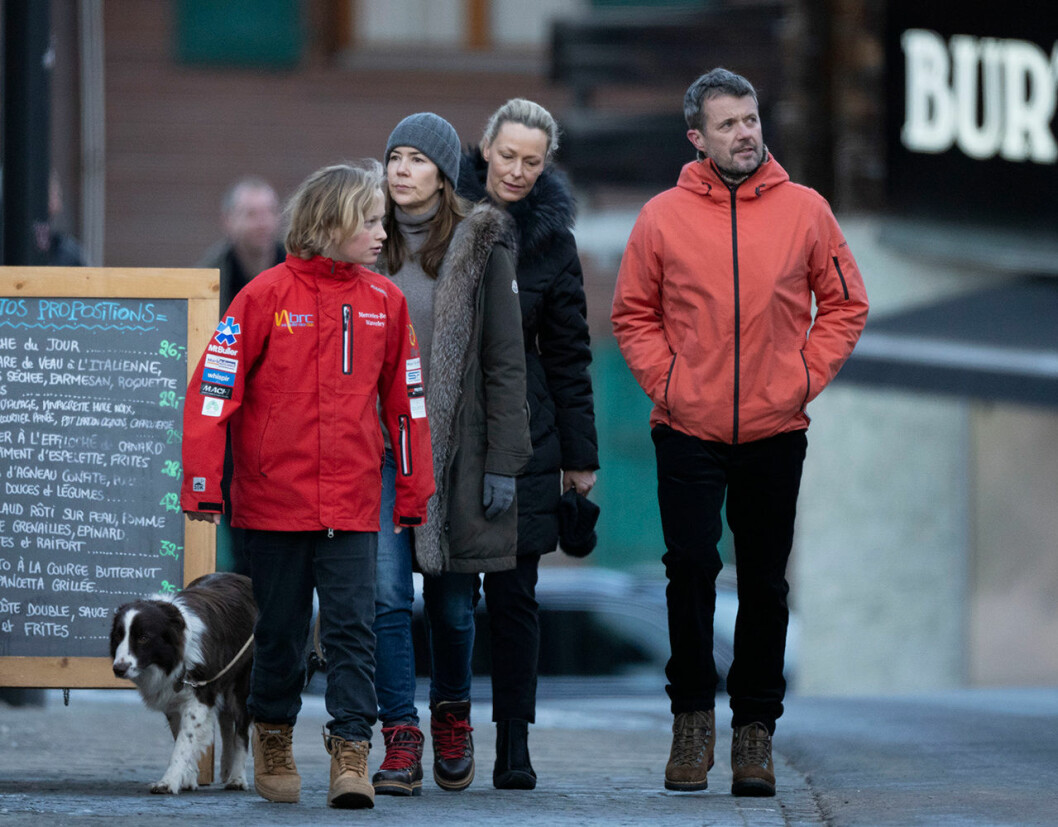 Den danska kronprinsfamiljen är på plats i Schweiz. mary frederik