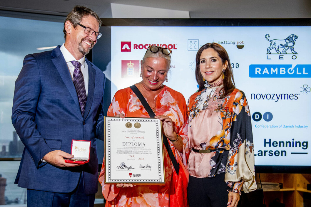 Danska designern Ilse Jacobsen tog emot pris ur kronprinsessans hand. Danska designern Ilse Jacobsen tog emot pris ur kronprinsessans hand.