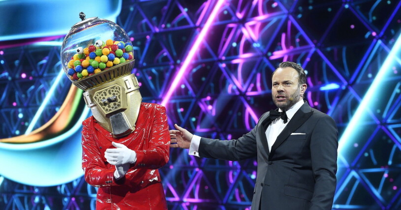 Fjolårets vinnare "Godisautomaten", eller Daniel Norberg, som gömmer sig bakom masken.