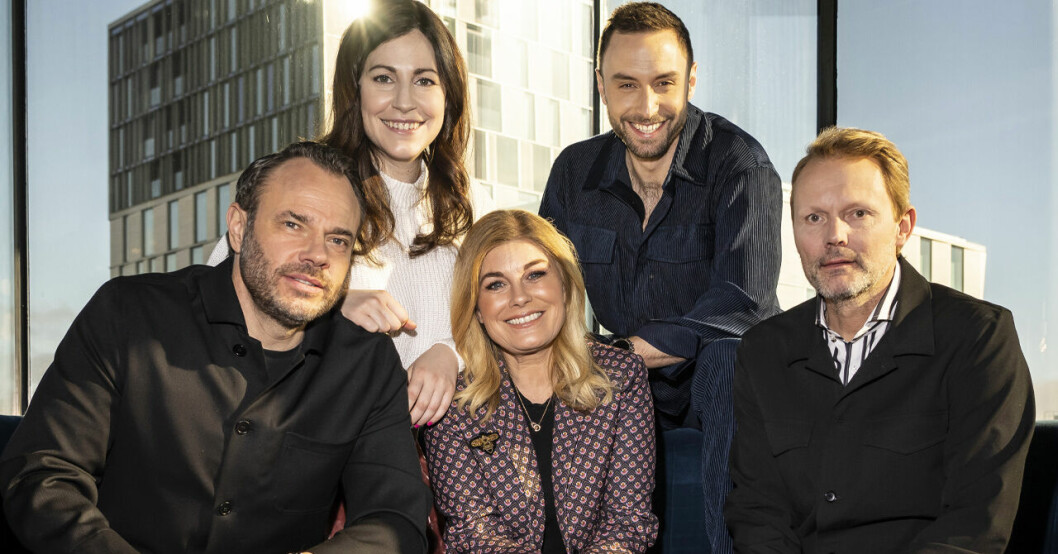 Nour El Refai, Måns Zelmerlöw, programledaren David Hellenius, Pernilla Wahlgren och Felix Herngren under en pressträff inför TV4-programmet Masked Singer. Nour El Refai, Måns Zelmerlöw, programledaren David Hellenius, Pernilla Wahlgren och Felix Herngren under en pressträff inför TV4-programmet Masked singer