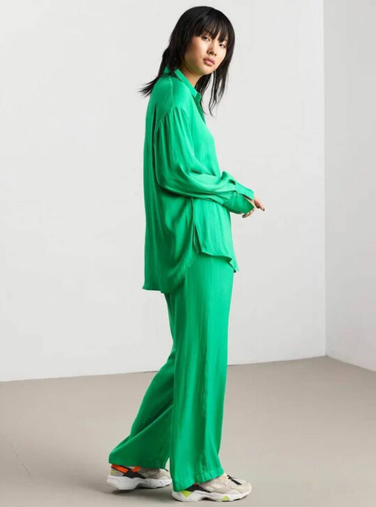 matchande grönt set i satin – byxor från Lindex