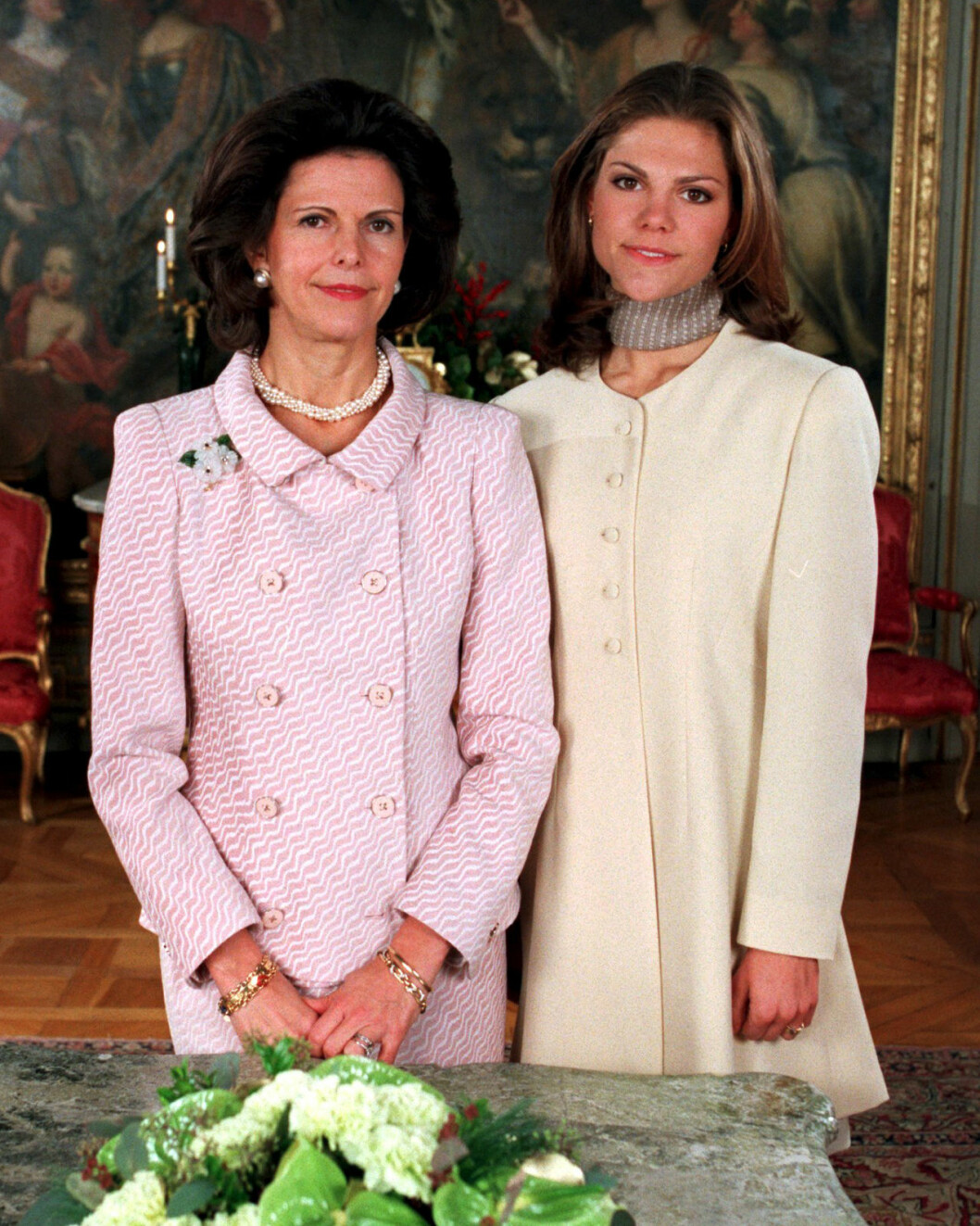 Victoria och Silvia i dräkt med matchande toner, 1997.