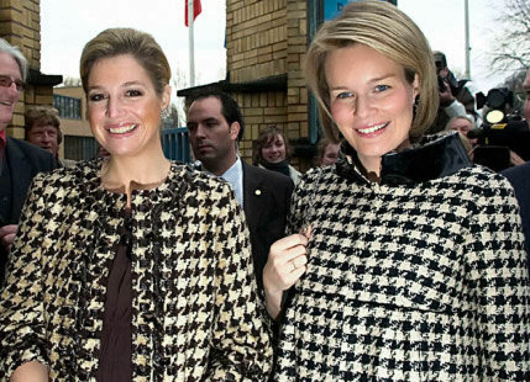 Kronrpinsessan Mathilde i liknande vitsvart-mönstrad kappa som kronprinsess-kollegan Máxima