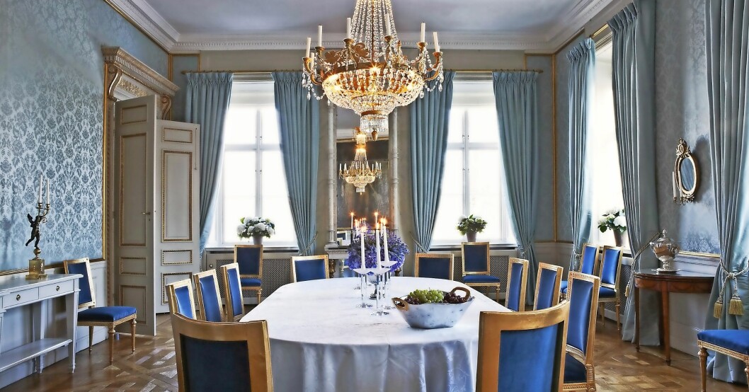 I den stiliga matsalen kan det specialtillverkade bordet dras ut i rummets hela längd. Matsalen på Haga slott
