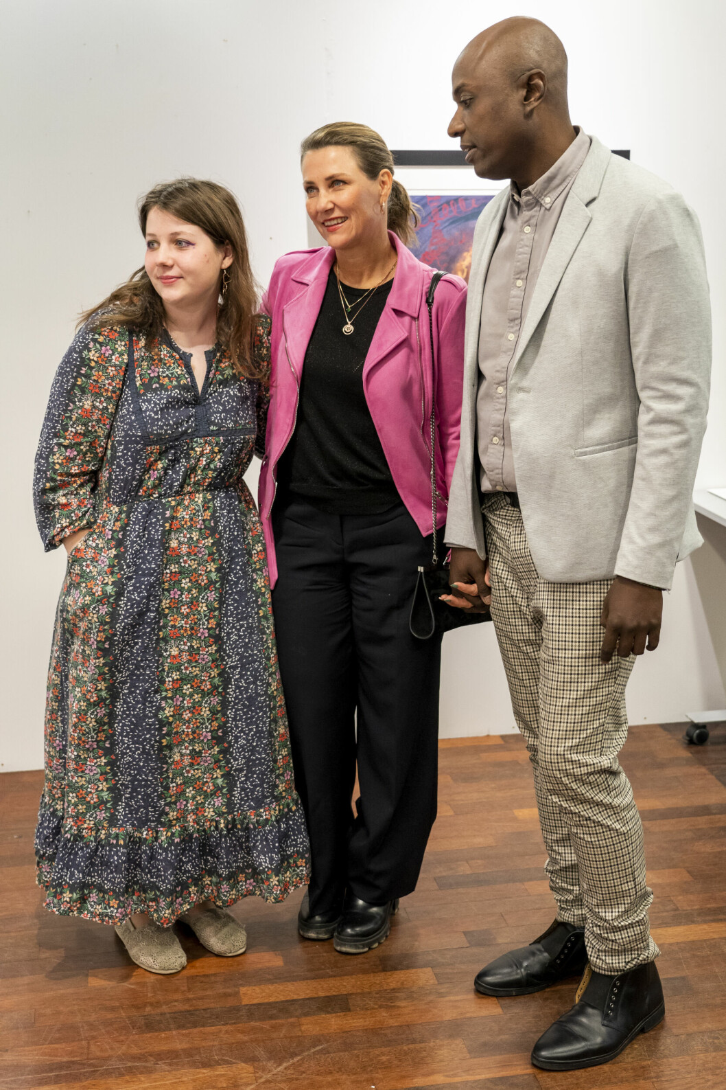 Märtha Louise och Durek var på plats när Maud ställde ut sin konst. Maud Angelica, Märtha Louise och Durek Verrett på Mauds konstutställning