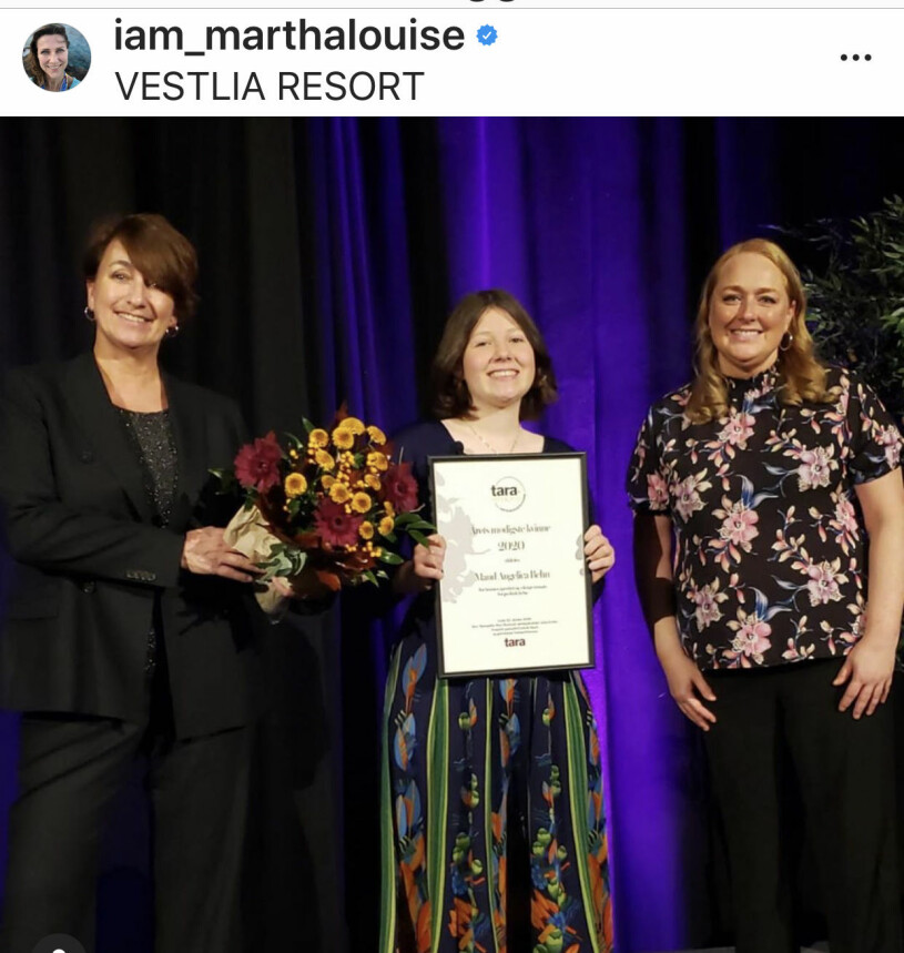 17-åriga Maud med sitt diplom. ”Jag var med som stöd...men inte för att hon behövde det!” säger mamma Märtha Louise. Maud Angelica Behn Årets Modigaste Kvinna 2020 Magasinet Tara