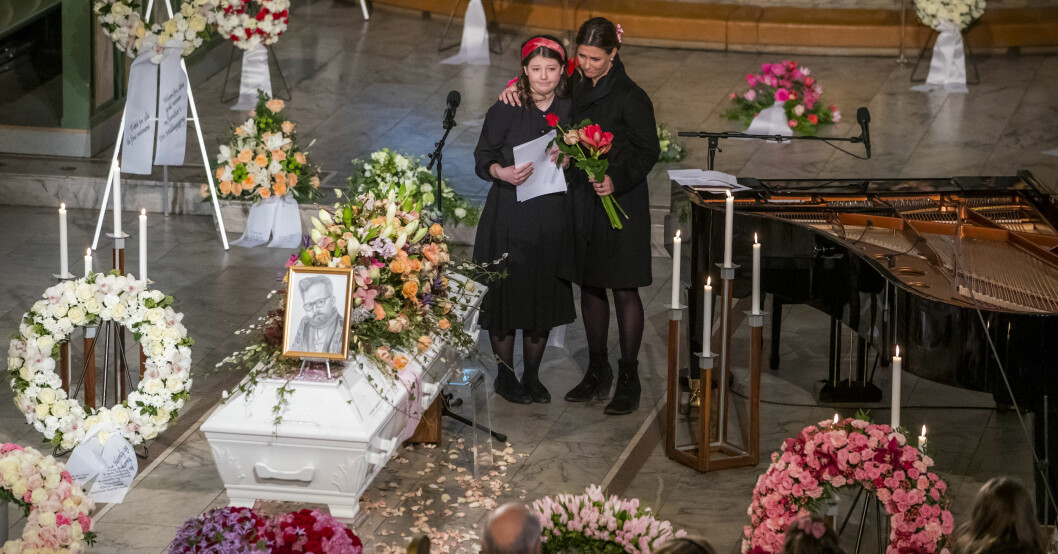 Maud Behn höll tal på pappa Aris begravning. Maud Angelica Behn och prinsessan Märtha Louise
