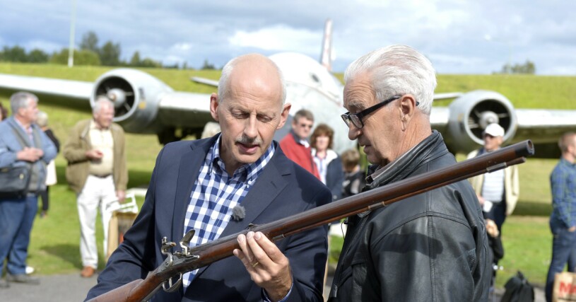 Max Sjöberg värderar ett gammalt vapen.