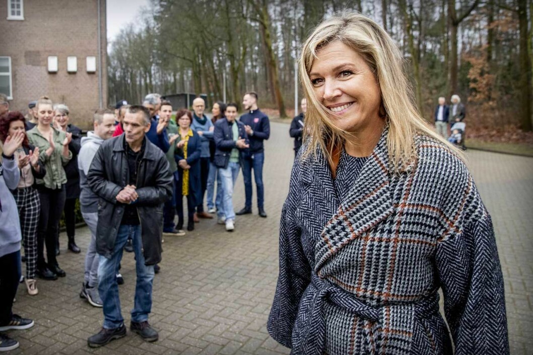 Máxima i kappa från Oscar de la Renta. Credit: Modekonigin Máxima. Drottning Máxima
