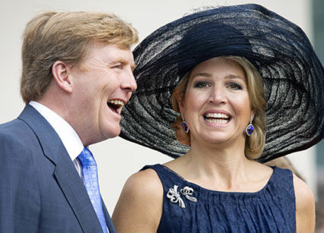 Kronprinsessan Maxima bar marinblå klänning och hatt i samma nyans