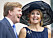Kronprinsessan Maxima bar marinblå klänning och hatt i samma nyans