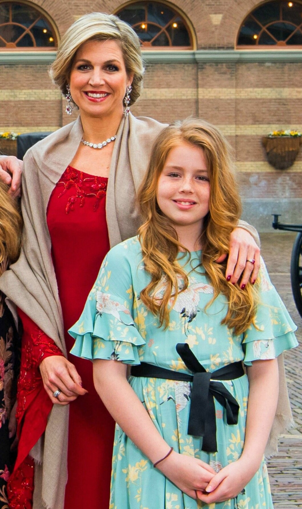 Máxima med dottern Alexia som bär en klänning från Zara.