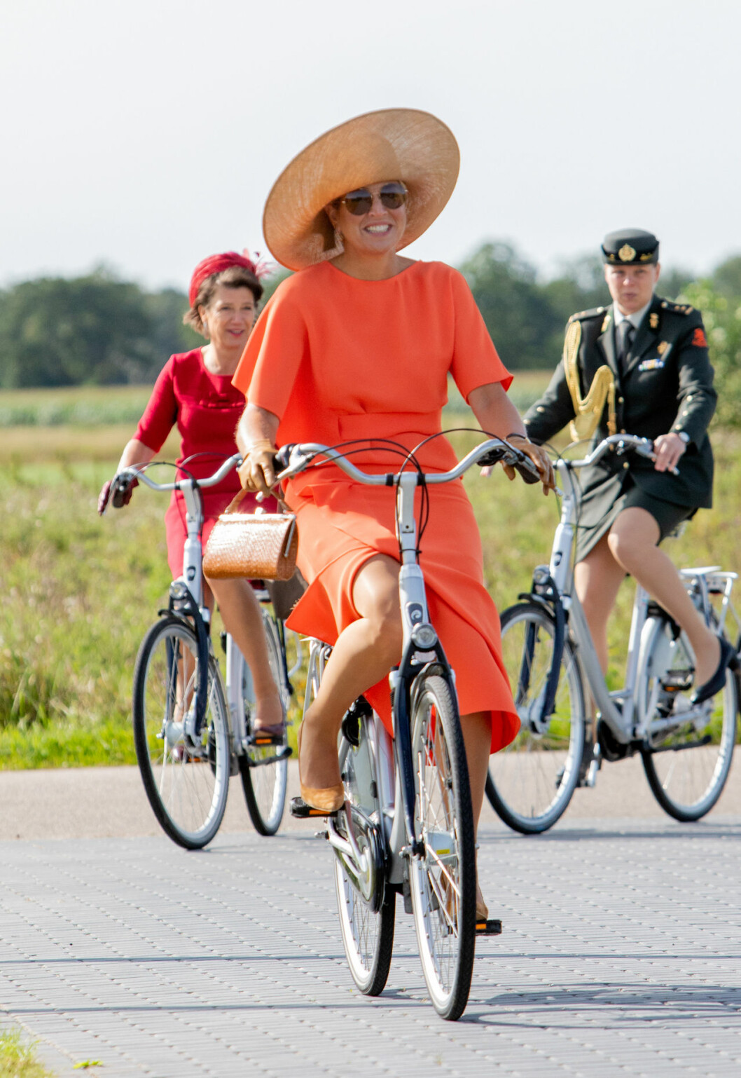 …och här kommer drottning Máxima med hovdamen och adjutanten. drottning Máxima cyklar