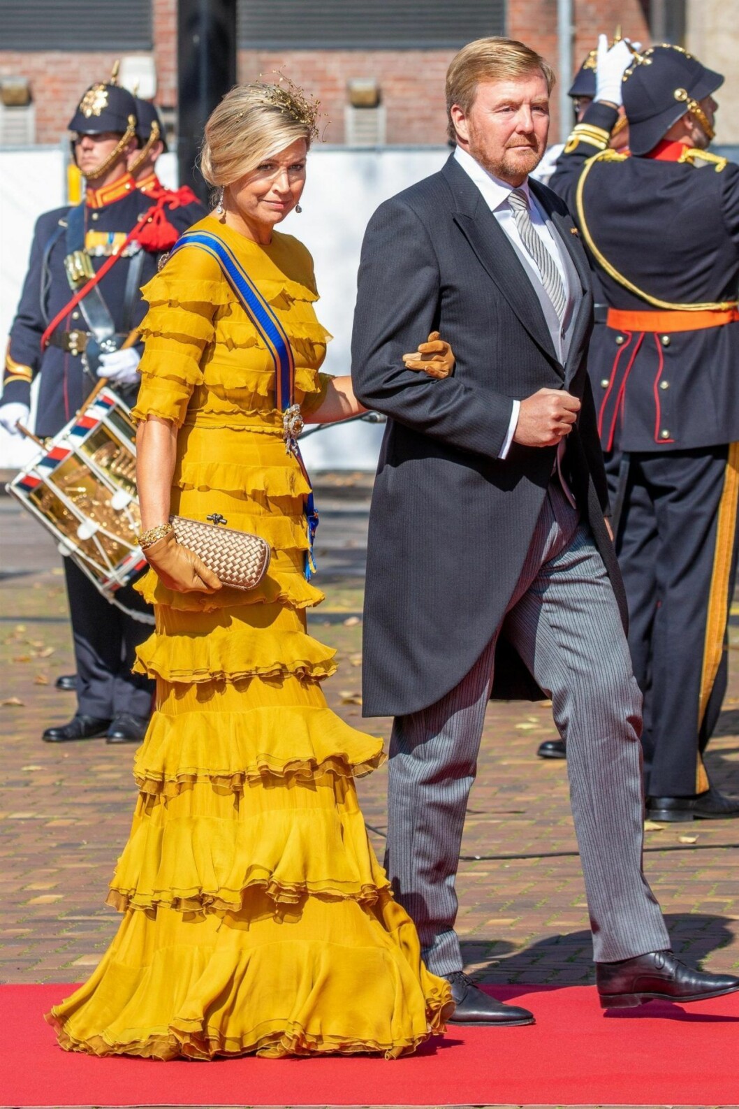Máxima i klänning från Claes Iversen. Hennes clutch kommer från Bottega Veneta. Credit: Modekonigin Máxima. Maxima