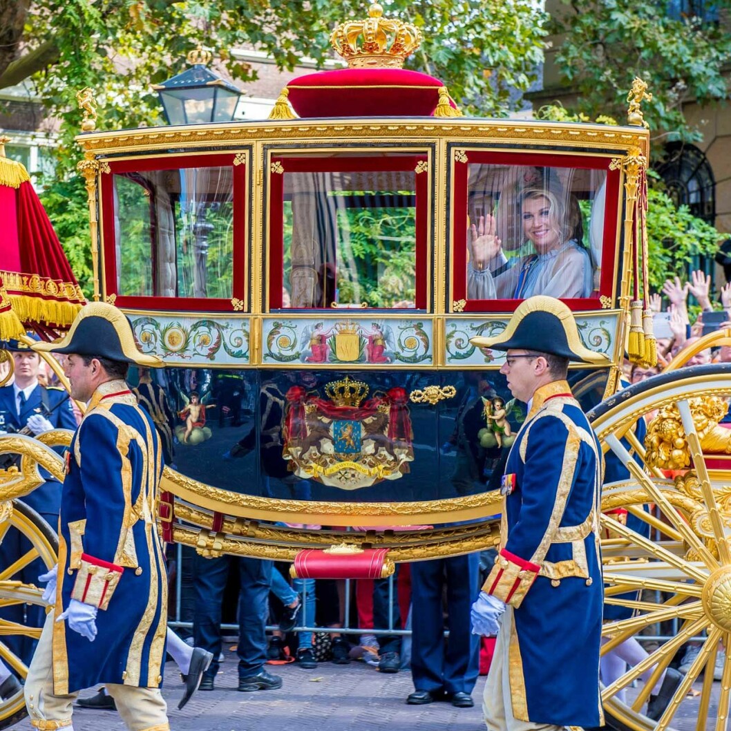 På väg för att öppna parlamentet i Haag. Det gick långsamt så att hovlakejerna och livvakterna skulle hinna med. Drottning Máxima och kung Willem-Alexander på väg för att öppna parlamentet i Haag.