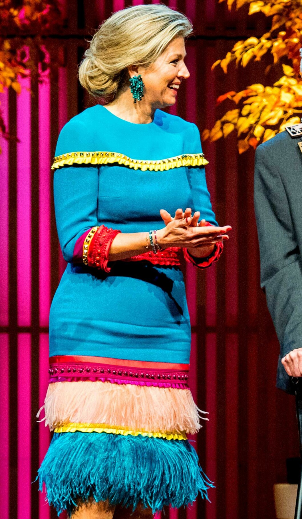Máximas glammiga fransar. Vi får lite Let’s Dance-vibbar… Drottning Máxima i en outfit från danska designern Claes Iversen.