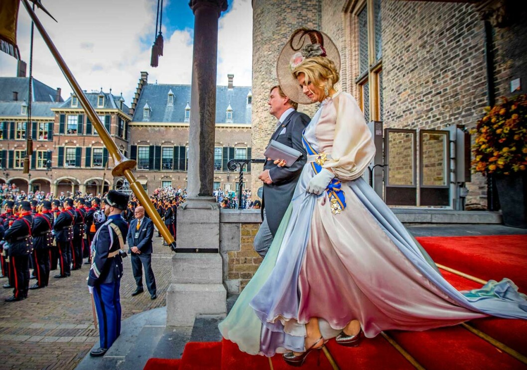 En mycket koncentrerad Máxima. Kanske ångrade hon skovalet? När parlamentet öppnar i Haag är klädkoden jackett för herrarna och golvlång klänning, hatt och handskar för damerna.