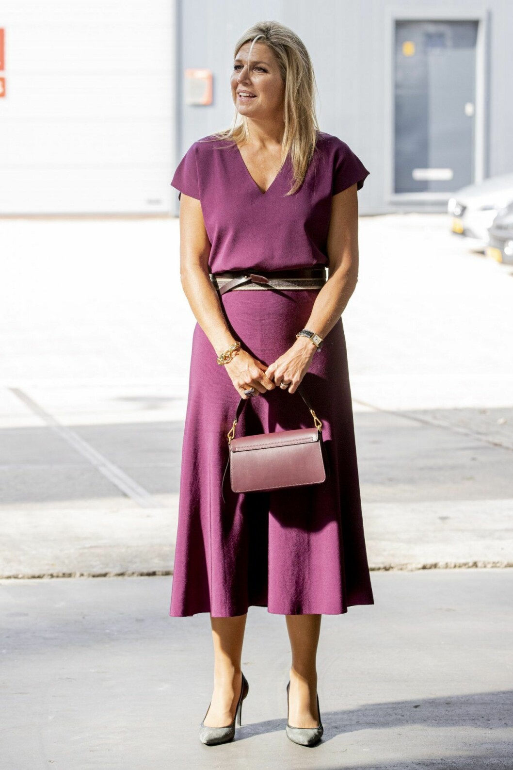 Nederländska drottningen i topp och kjol från Massimo Dutti, klackar från Natan och väska från Wandler. Credit: Modekonigin Máxima. Maxima