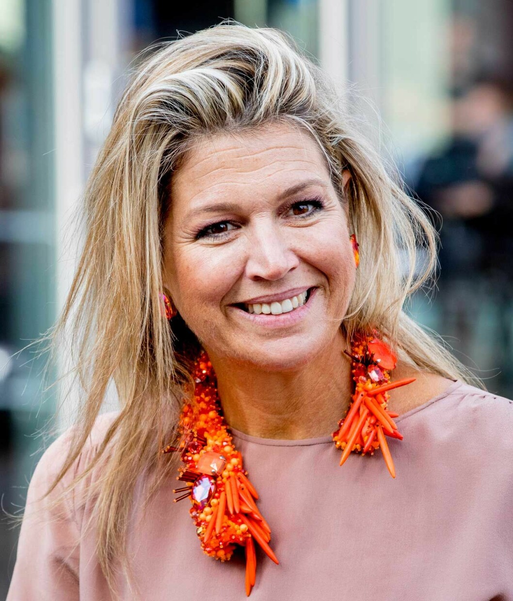 Drottning Máxima av Nederländerna med rufsigt hår och annorlunda halsband.