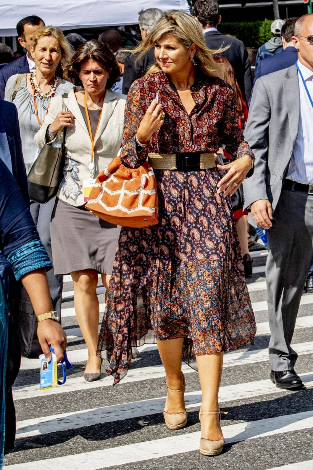 Máxima i klänning från Altuzarra. Credit: Modekonigin Máxima. Maxima