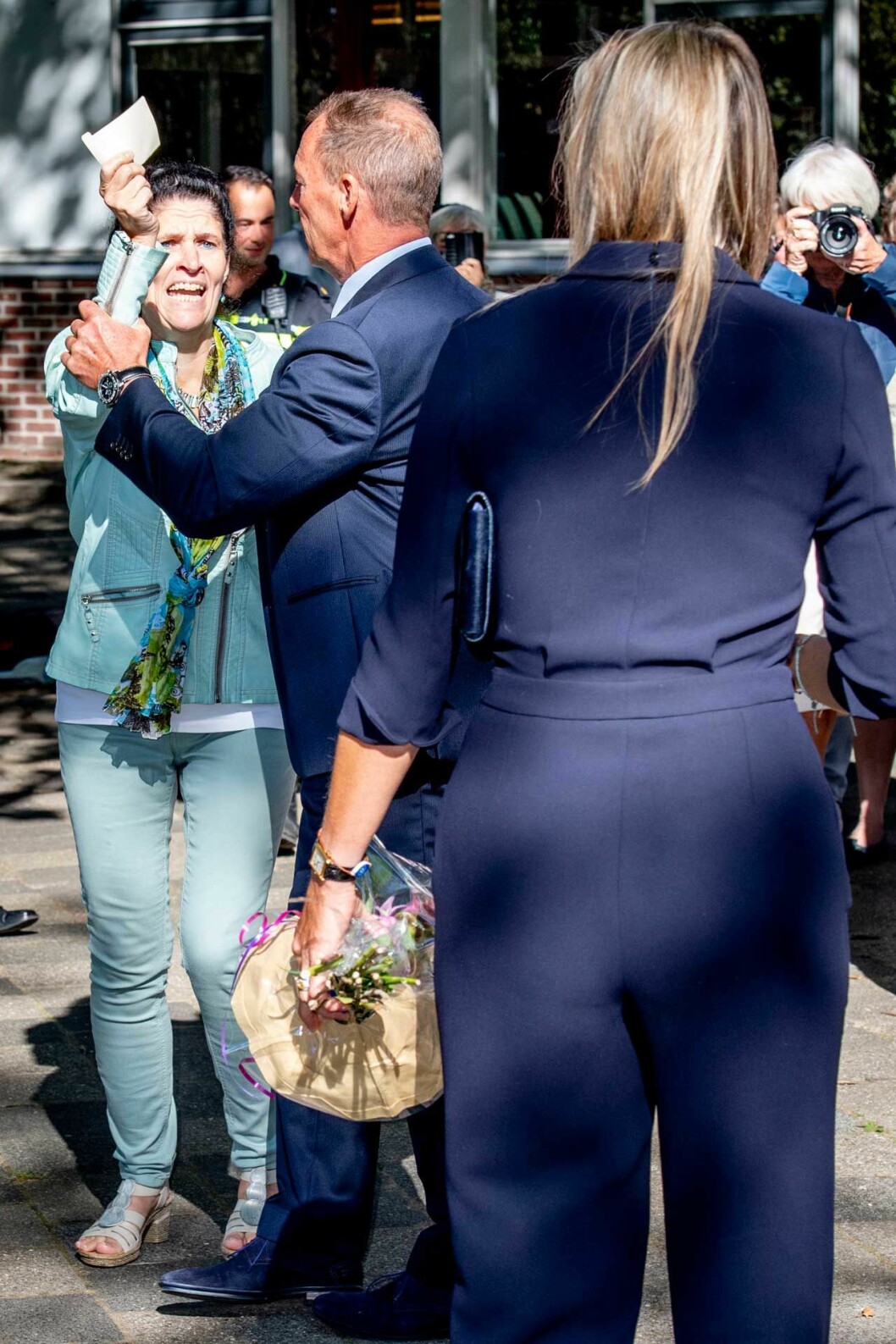 Drottning Máxima lät den upprörda kvinnan få berätta om sina känslor och överräcka det brev hon skrivit. Drottning Máxima lät den upprörda kvinnan få berätta om sina känslor och överräcka det brev hon skrivit.