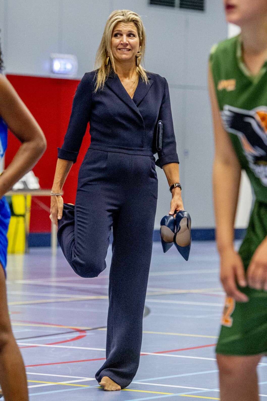 Smidigt tog Máxima av sig sina skor. Smidigt tog Máxima av sig sina skor.