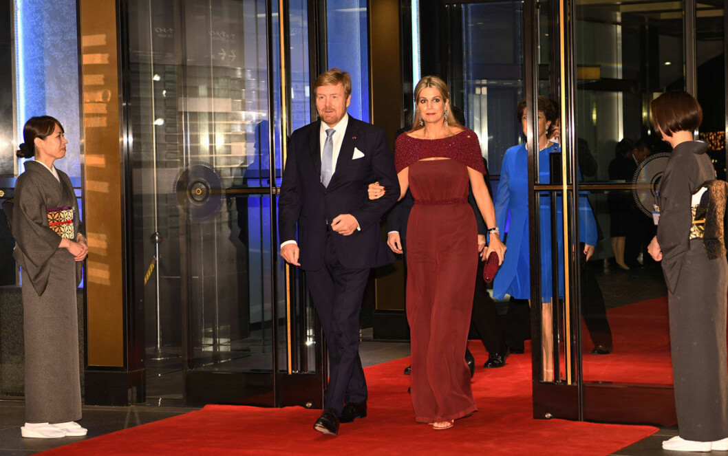 Máxima cocktail-minglade i byxdress. Drottning Máxima cocktail-minglade i onepiece.