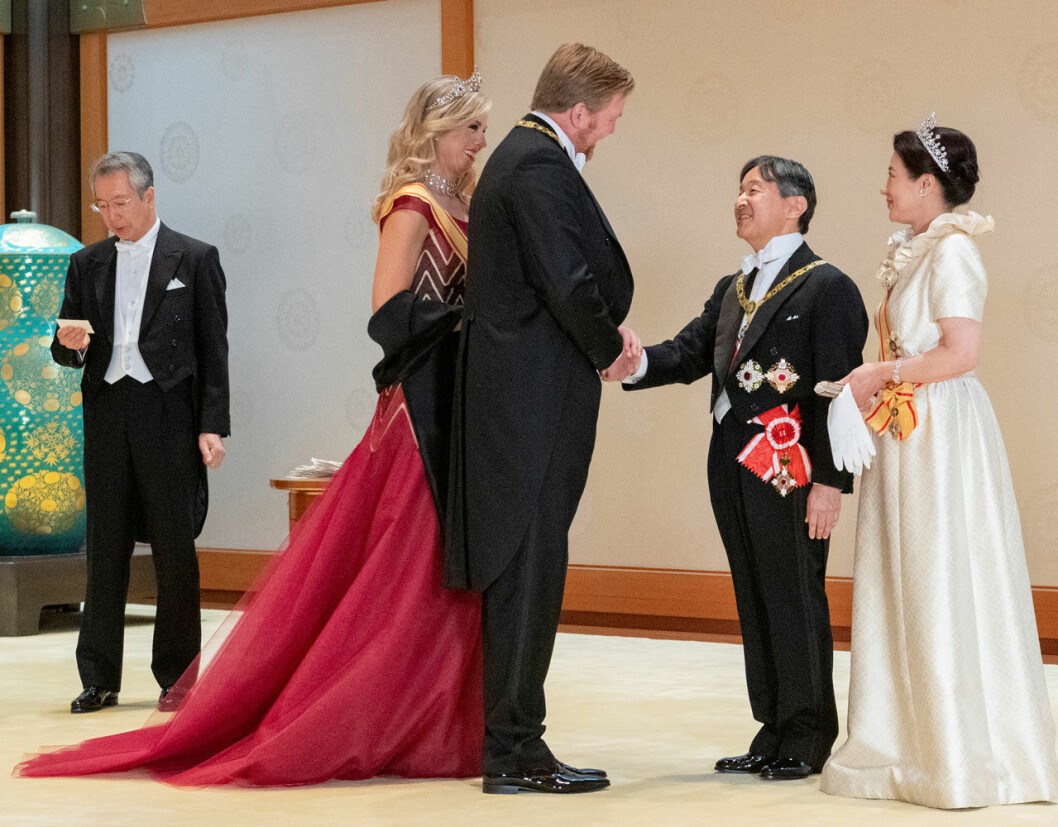 Drottning Máxima och kung Willem-Alexander såg ut som två jättar bredvid kejsarparet. Kejsarparet hälsar på kung Willem-Alexander och drottning Máxima.