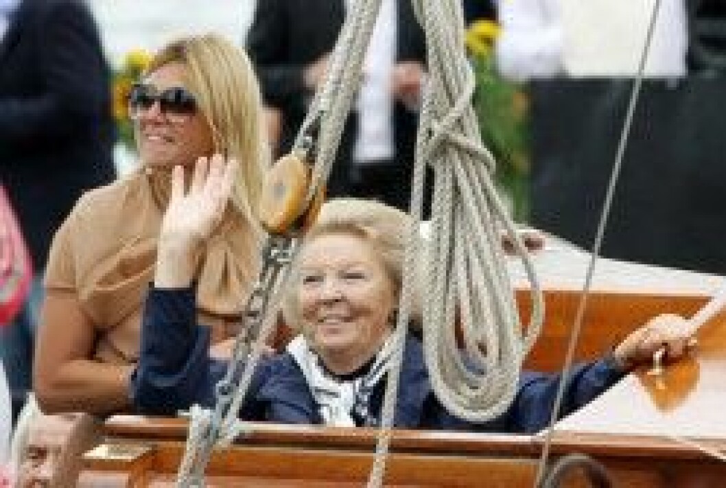 Drottning Beatrix vinkade glatt till åskådarna. Drottning Beatrix vinkade glatt till åskådarna.