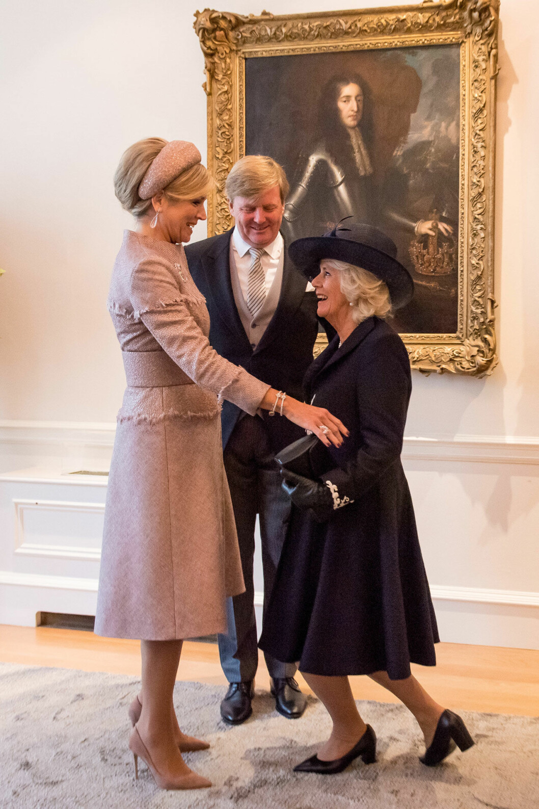 Redan vid dagens första möte, med Charles och Camilla, stod det klart att det finns en längdskillnad mellan de utländska och inhemska kungligheterna … Redan vid dagens första välkomnande stod det klart att längdskillnaden mellan brittiska Camilla och holländska Máxima var ganska stor....
