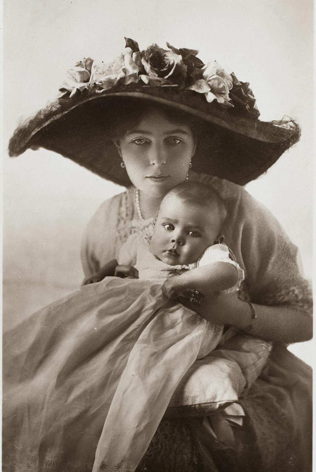 Med mamma, kronprinsessan Margareta. Med mamma, kronprinsessan Margareta.