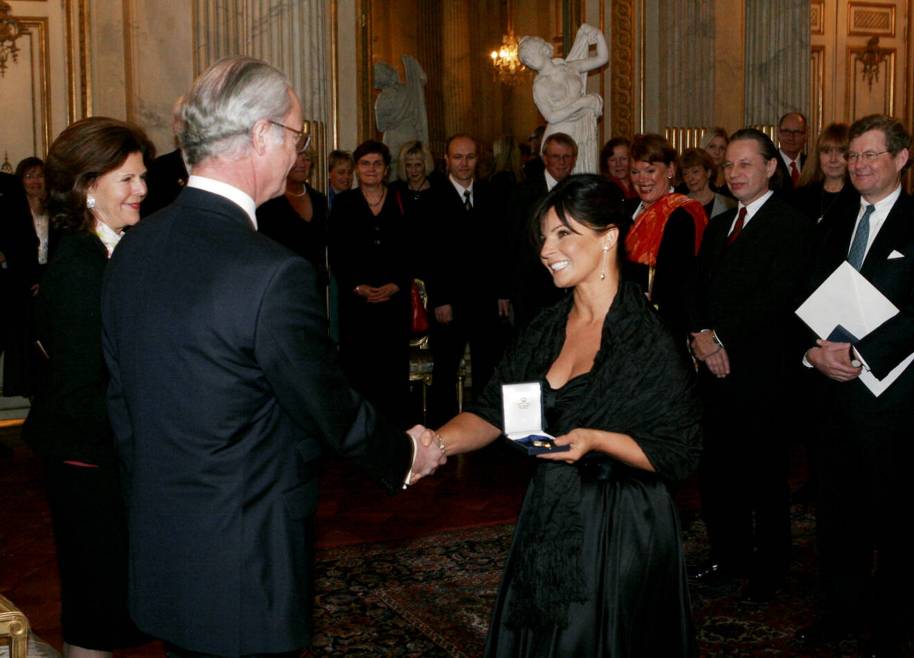 Carola tar emot medalj av kungen 2007